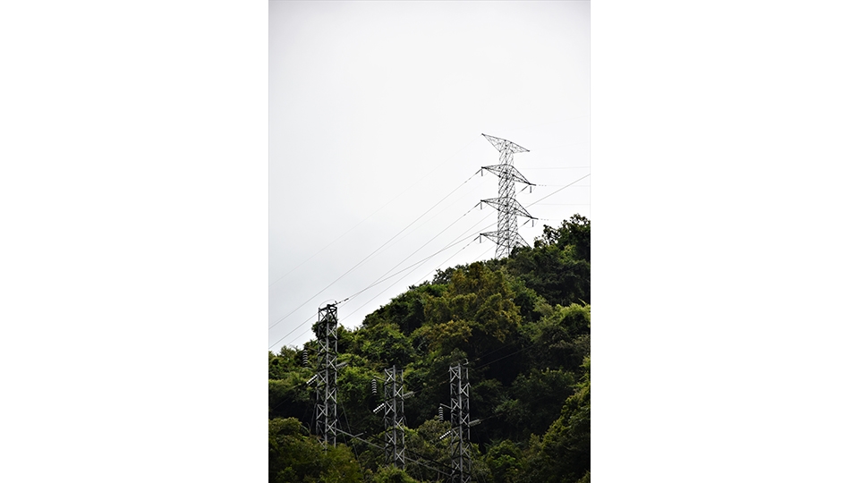 山頂上的電機塔機具早期皆以人力運送，今日實難想像。